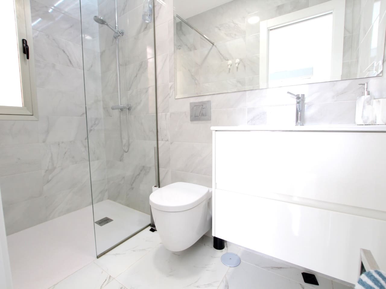 Chalet de 3 habitaciones en Villamartin en venta con piscina - 365.000 € (Ref: 9744006)