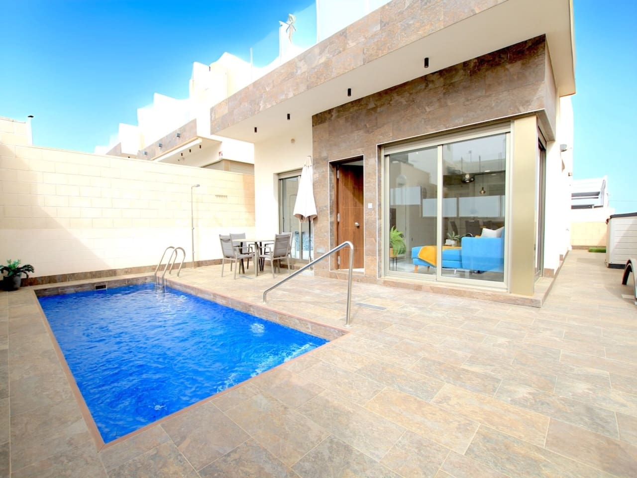 Chalet de 3 habitaciones en Villamartin en venta con piscina - 365.000 € (Ref: 9744006)