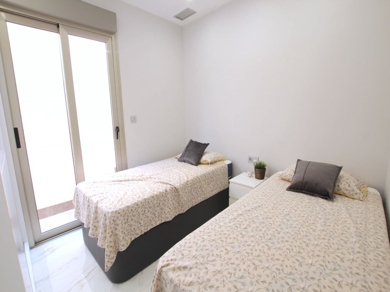 Chalet de 3 habitaciones en Villamartin en venta con piscina - 365.000 € (Ref: 9744006)