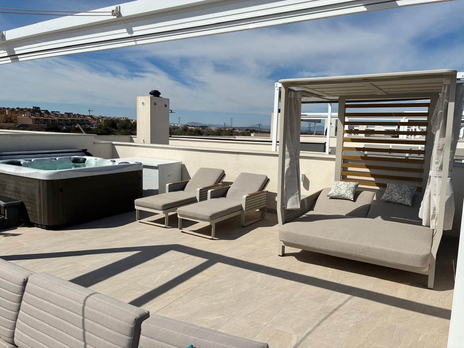 3 makuuhuone Huoneisto myytävänä paikassa Los Altos mukana uima-altaan 
autotalli - 589 000 € (Ref: 9750937)