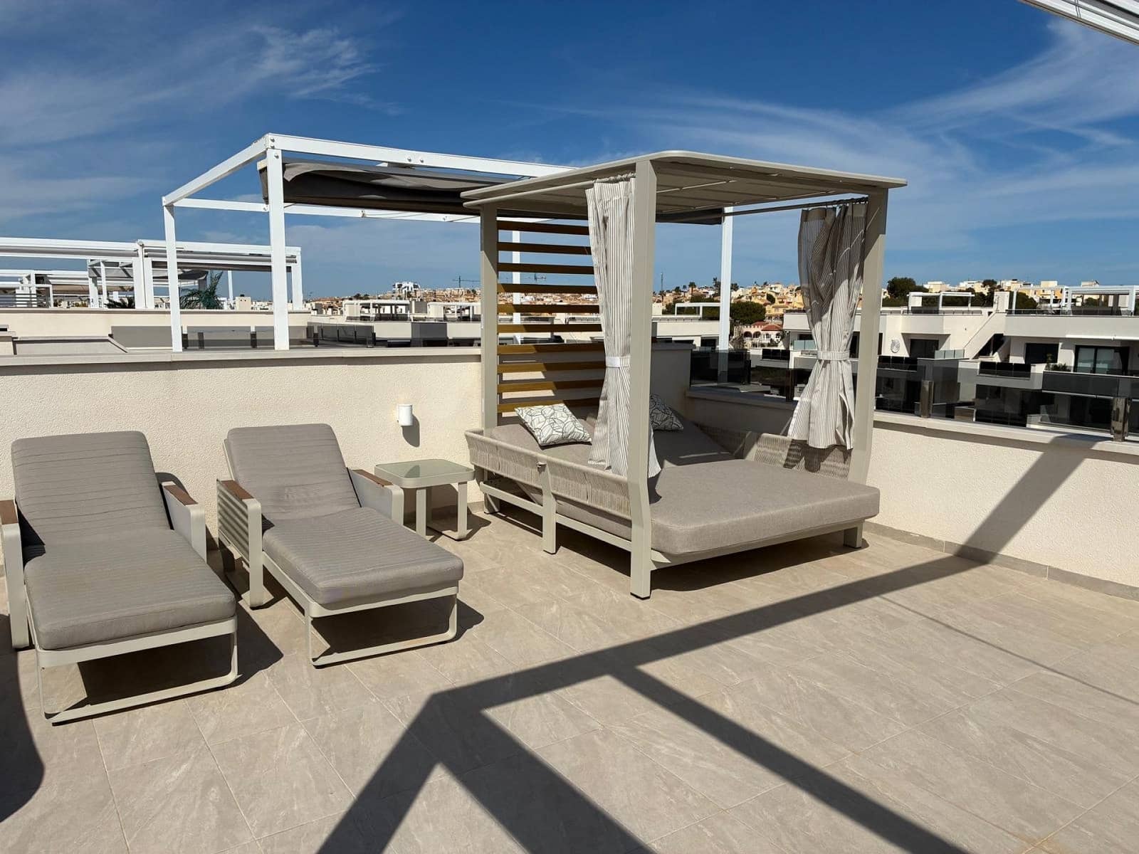 3 makuuhuone Huoneisto myytävänä paikassa Los Altos mukana uima-altaan 
autotalli - 589 000 € (Ref: 9750937)