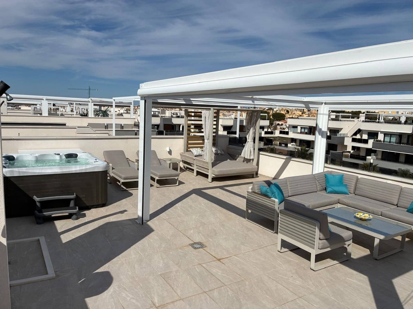 3 makuuhuone Huoneisto myytävänä paikassa Los Altos mukana uima-altaan 
autotalli - 589 000 € (Ref: 9750937)