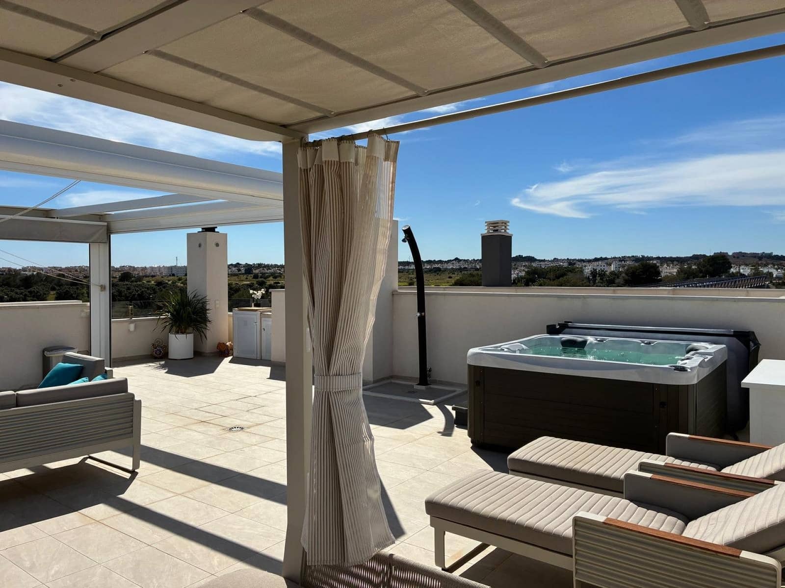 3 makuuhuone Huoneisto myytävänä paikassa Los Altos mukana uima-altaan 
autotalli - 589 000 € (Ref: 9750937)