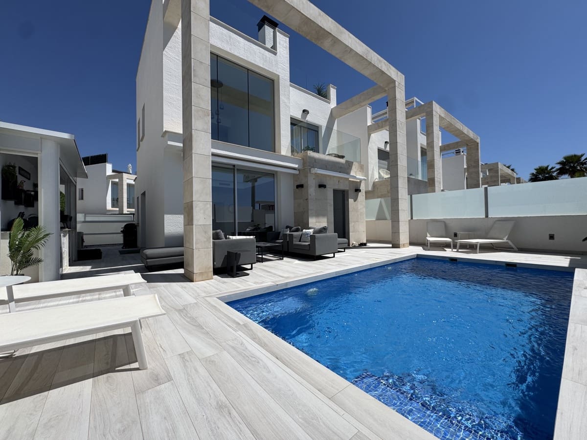 4 soveværelse Villa til salg i Orihuela Costa med swimmingpool - € 649.000 (Ref: 9775990)