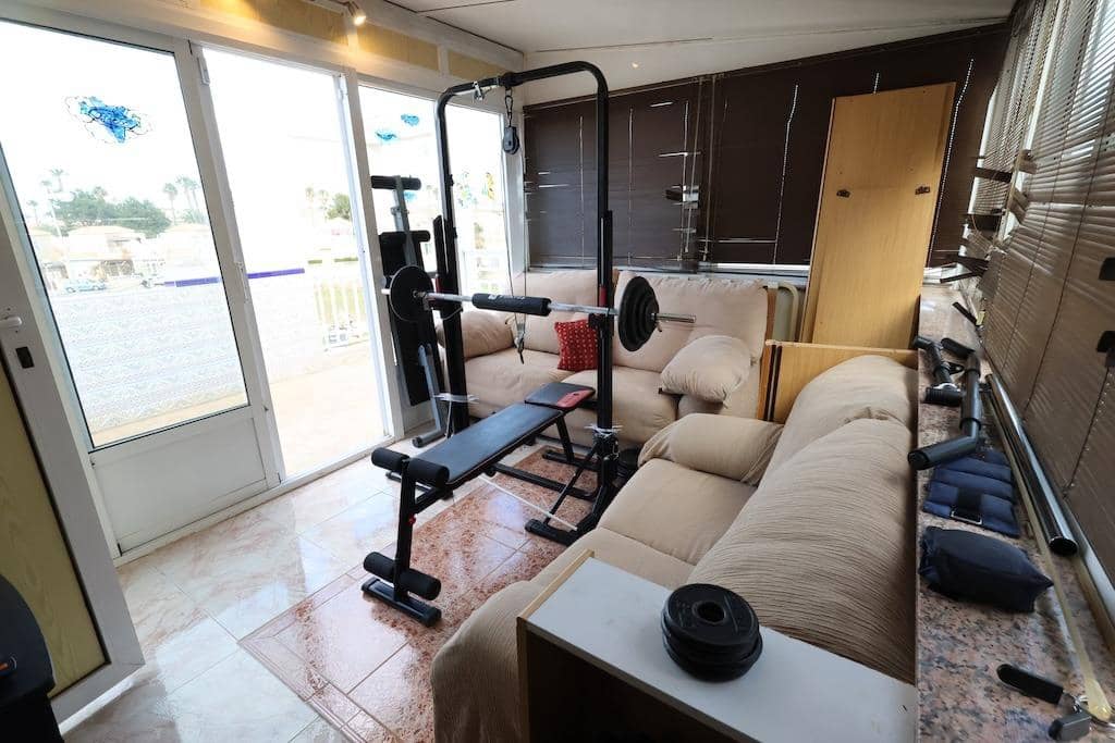 3 makuuhuone Omakotitalo myytävänä paikassa Torrevieja mukana uima-altaan 
autotalli - 209 000 € (Ref: 9793818)