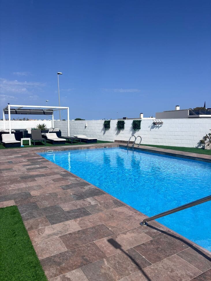 Chalet de 5 habitaciones en Villamartin en venta con piscina - 699.000 € (Ref: 9803843)