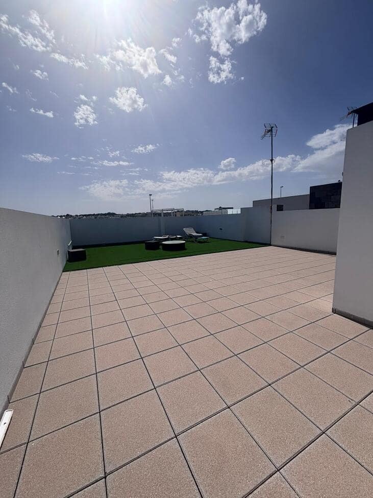 Chalet de 5 habitaciones en Villamartin en venta con piscina - 699.000 € (Ref: 9803843)