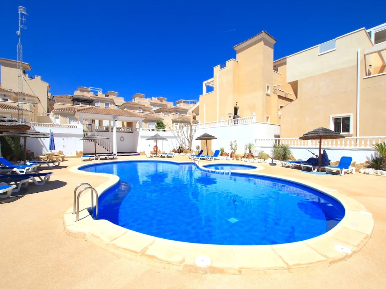 Chalet de 3 habitaciones en San Miguel de Salinas en venta con piscina - 210.000 € (Ref: 9806722)