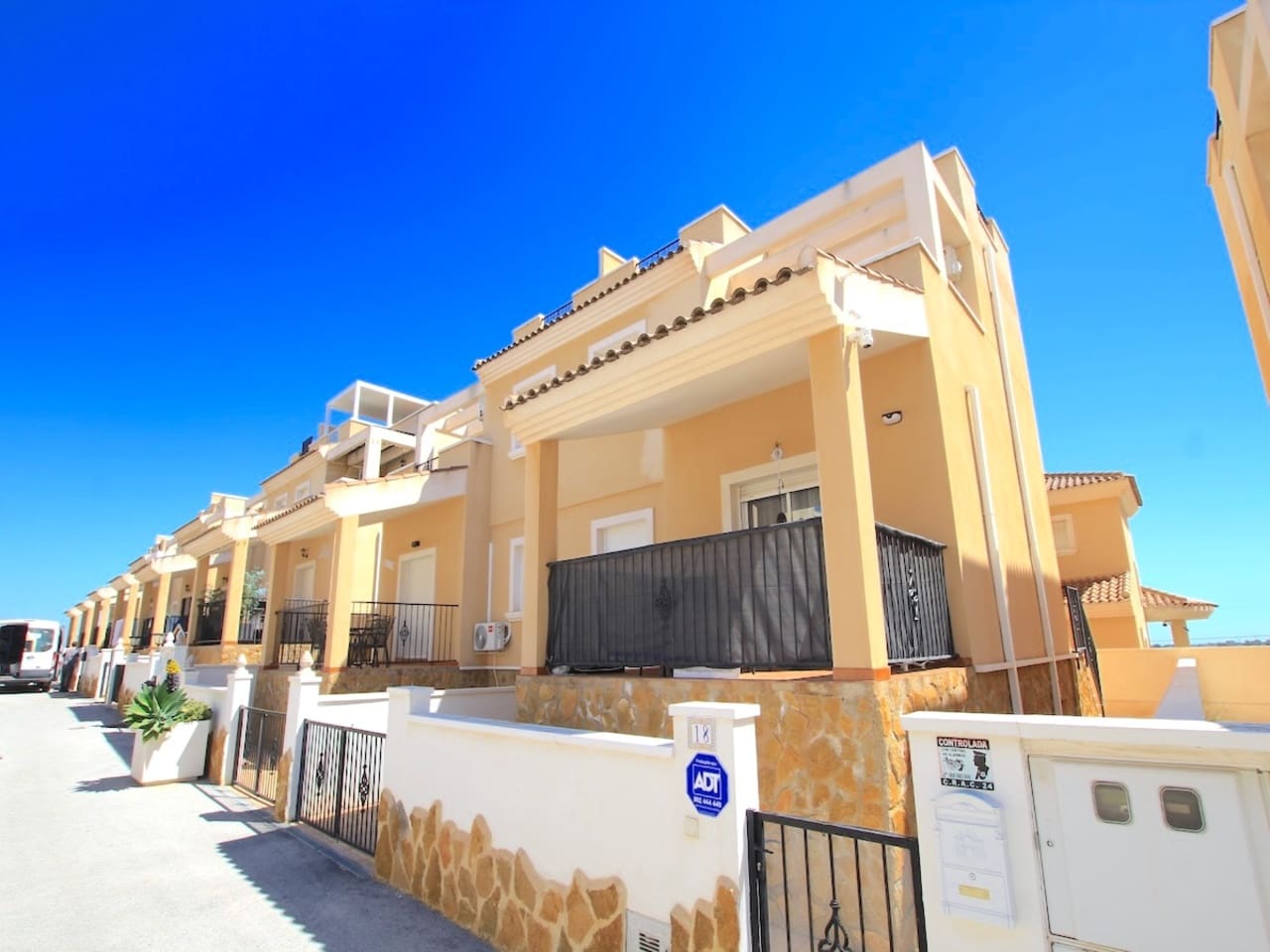 Chalet de 3 habitaciones en San Miguel de Salinas en venta con piscina - 210.000 € (Ref: 9806722)