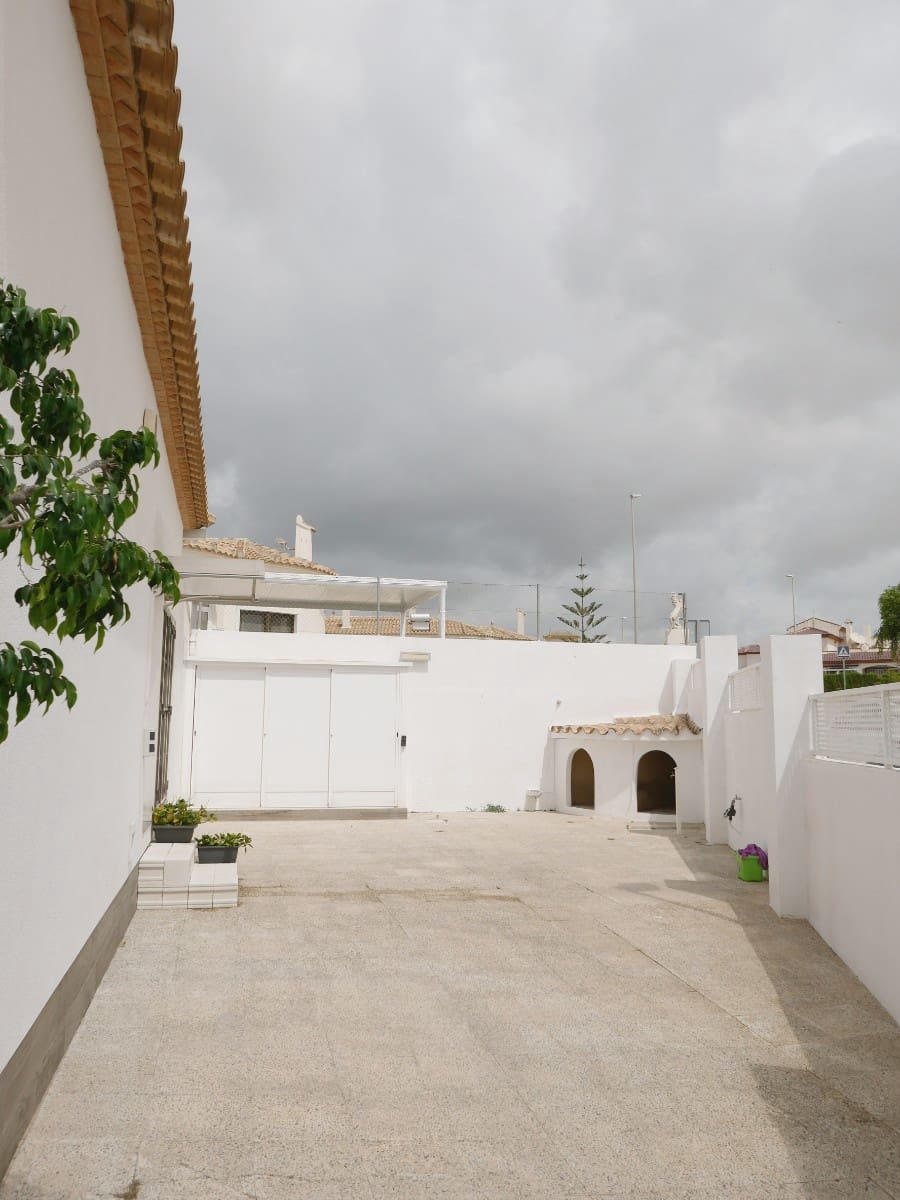 3 bedroom Villa for sale in San Fulgencio with pool - € 495,000 (Ref: 9830178)