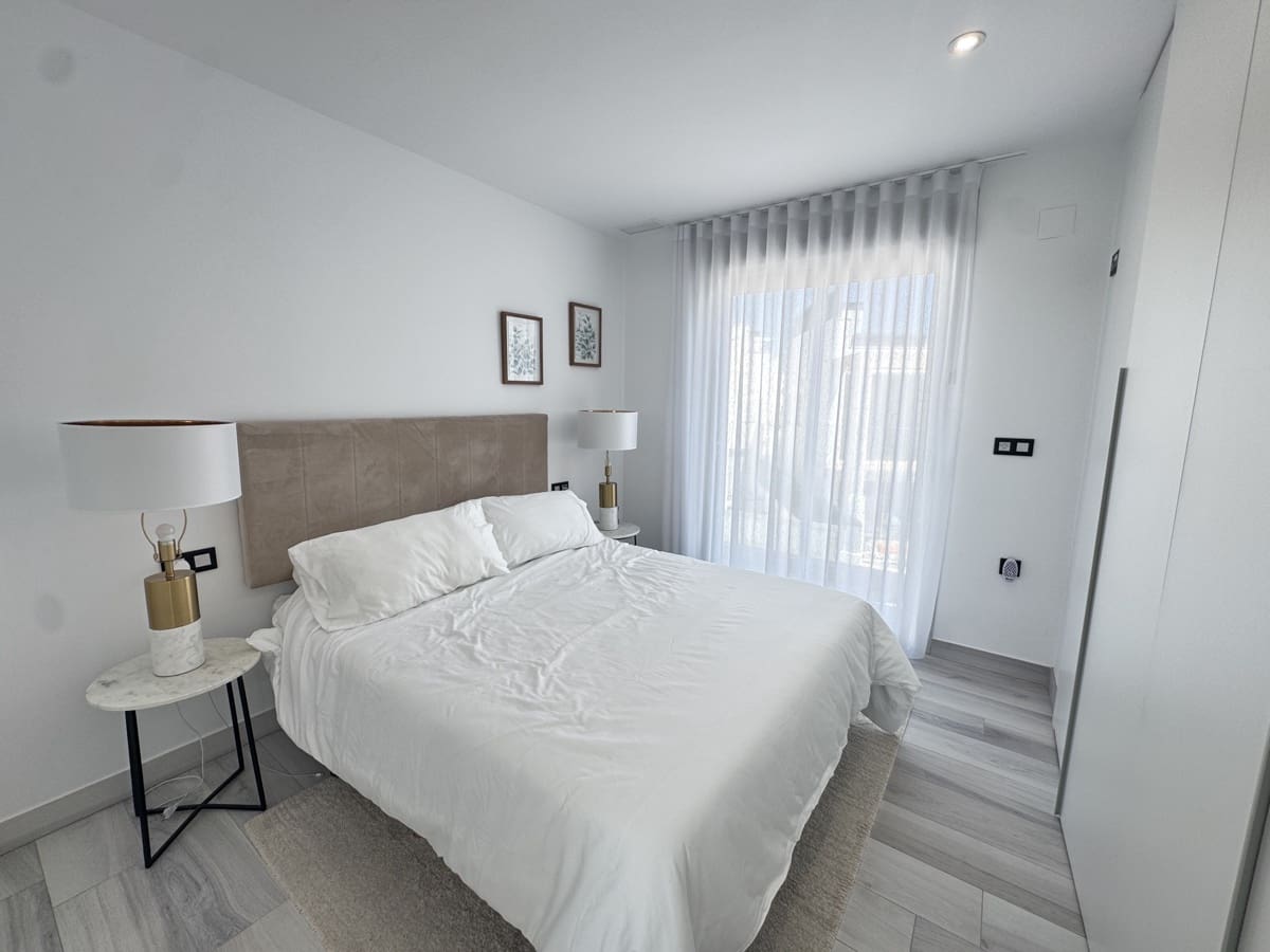 4 slaapkamer Villa te koop in Orihuela Costa met zwembad - € 619.995 (Ref: 9861943)