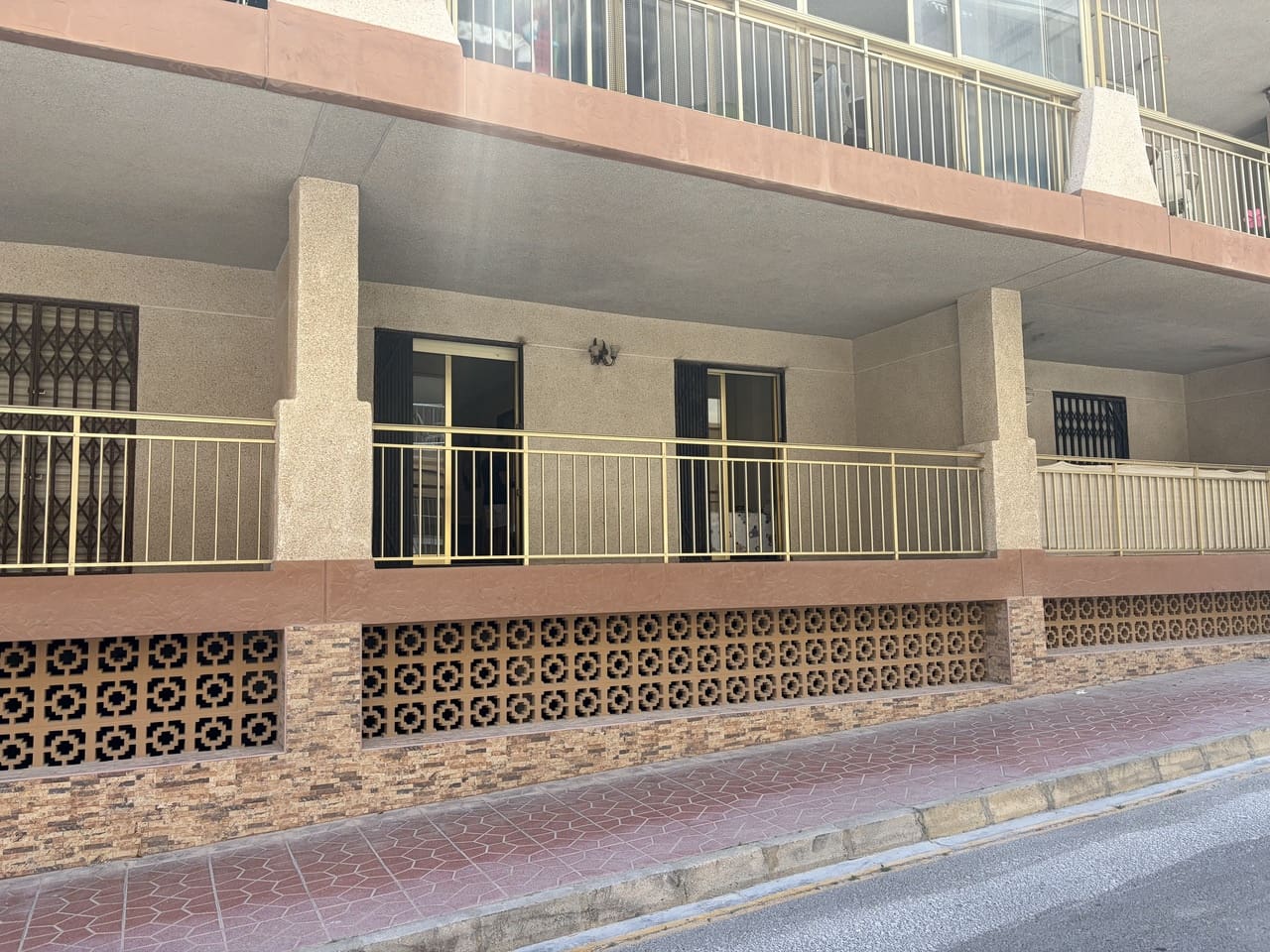 3 bedroom Apartment for sale in Guardamar del Segura with garage - € 224,950 (Ref: 9892991)