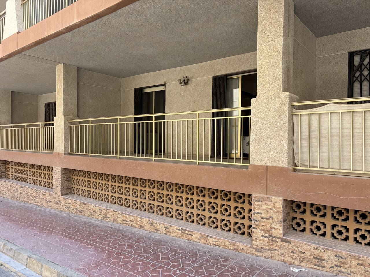 3 bedroom Apartment for sale in Guardamar del Segura with garage - € 224,950 (Ref: 9892991)