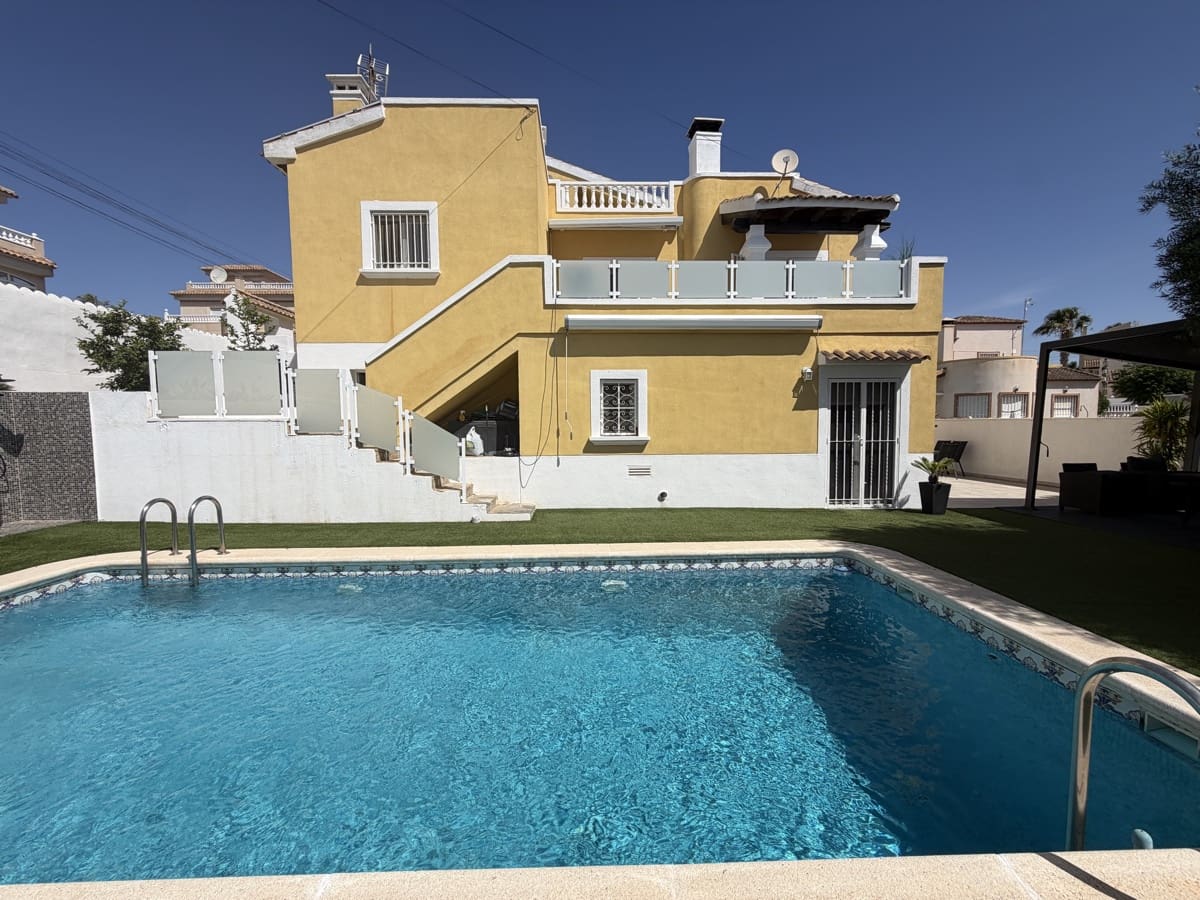 3 bedroom Villa for sale in Villamartin with pool - € 419,995 (Ref: 9928370)
