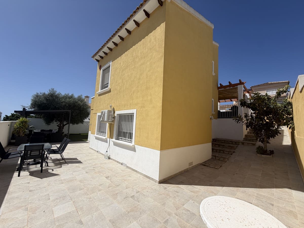 3 bedroom Villa for sale in Villamartin with pool - € 419,995 (Ref: 9928370)