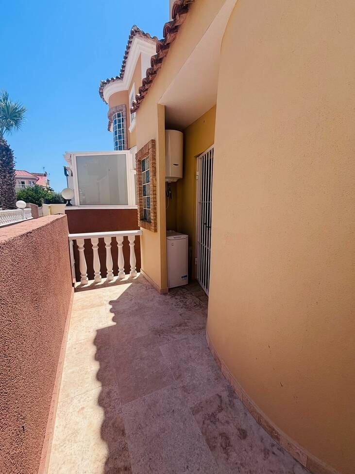 3 bedroom Villa for sale in Villamartin with pool garage - € 250,000 (Ref: 9953268)
