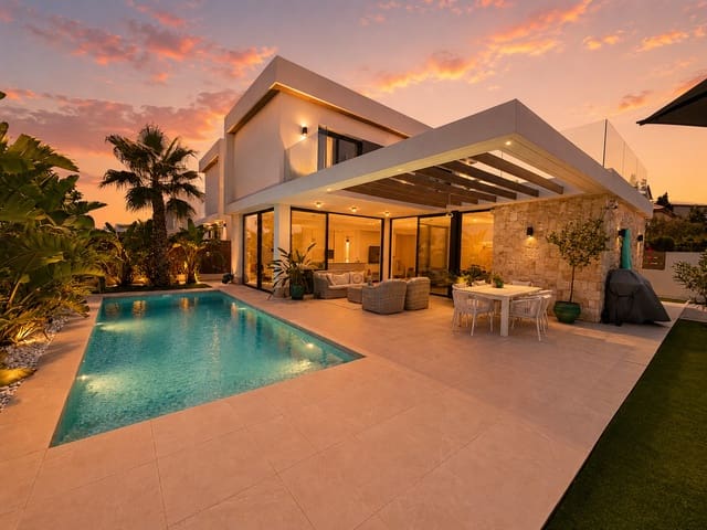 Chalet de 3 habitaciones en Cabo Roig, Orihuela en venta con piscina - 749.000 € (Ref: 9996388)