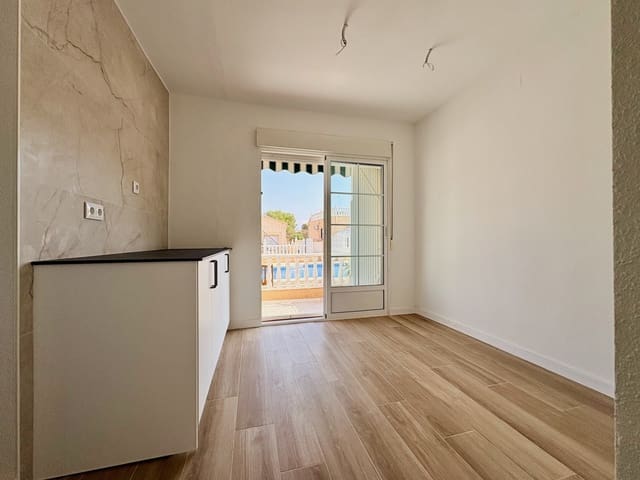 Casa de 4 habitaciones en Orihuela en venta con piscina - 270.000 € (Ref: 9999054)