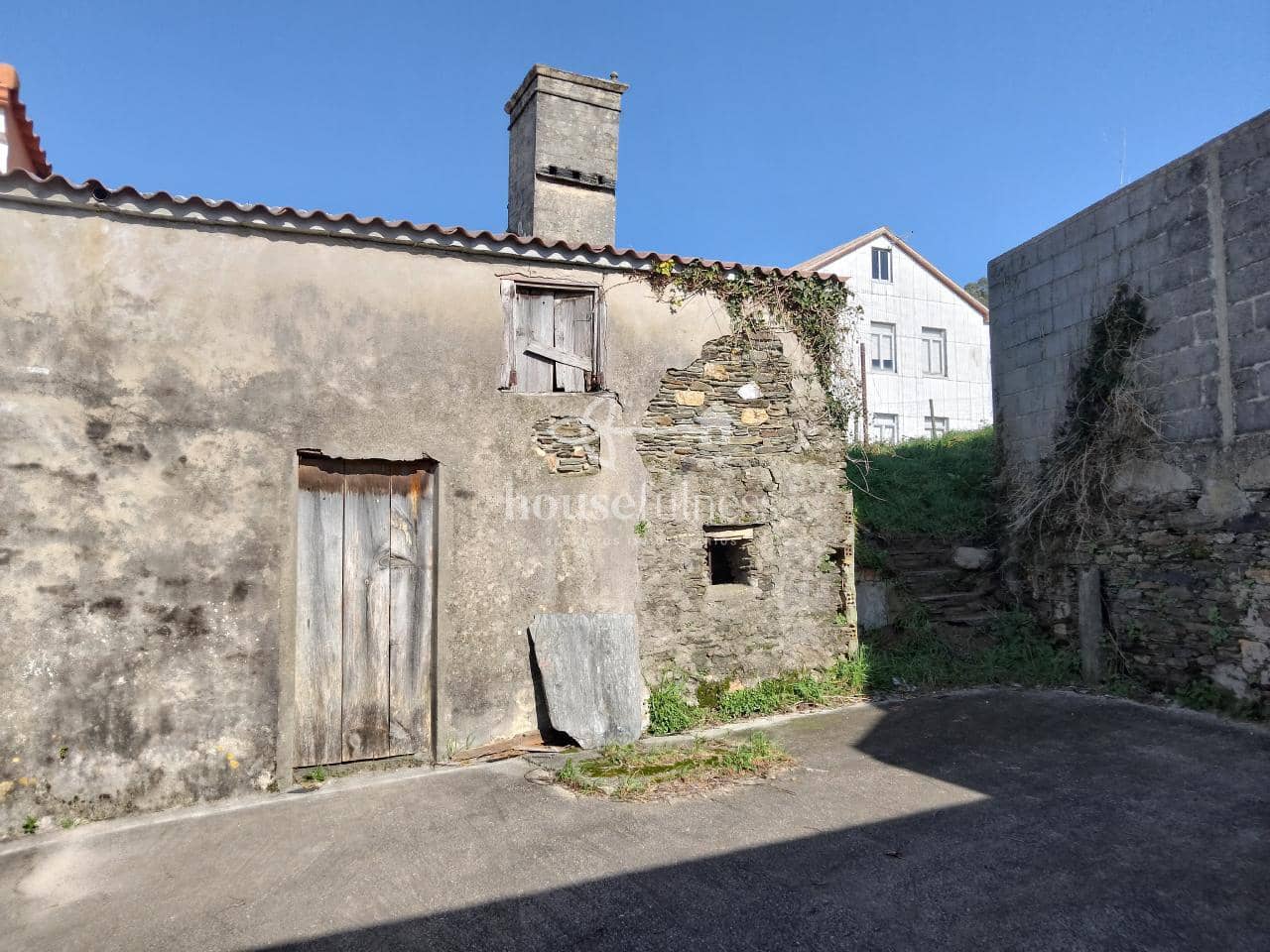 5 bedroom Townhouse for sale in Naron with garage - € 44,999 (Ref: 9218839)