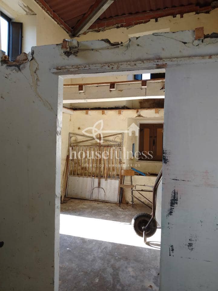 5 bedroom Townhouse for sale in Naron with garage - € 44,999 (Ref: 9218839)