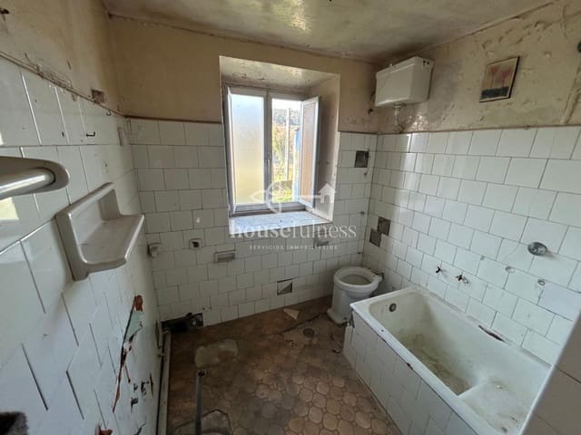 Casa de 4 habitaciones en Ferrol en venta con garaje - 70.000 € (Ref: 9218850)