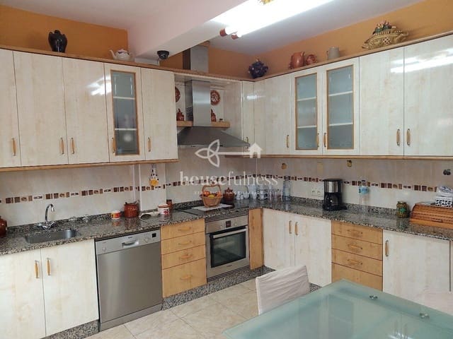 6 bedroom Semi-detached Villa for sale in Cariño with garage - € 155,000 (Ref: 9218856)