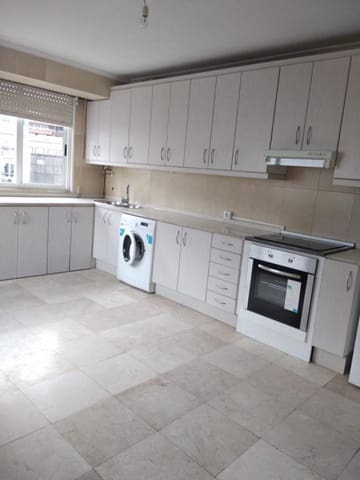 4 bedroom Flat for sale in Ferrol with garage - € 125,000 (Ref: 9218914)