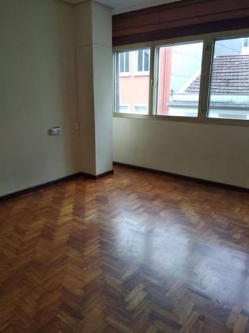 4 bedroom Flat for sale in Ferrol with garage - € 125,000 (Ref: 9218914)