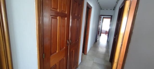 4 bedroom Flat for sale in Ferrol with garage - € 125,000 (Ref: 9218914)