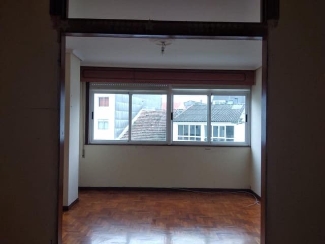 4 bedroom Flat for sale in Ferrol with garage - € 125,000 (Ref: 9218914)