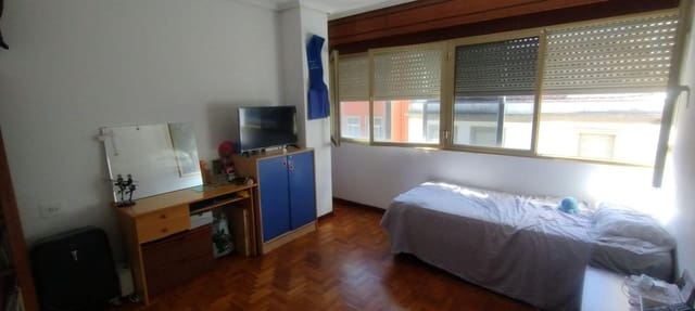 4 bedroom Flat for sale in Ferrol with garage - € 125,000 (Ref: 9218914)