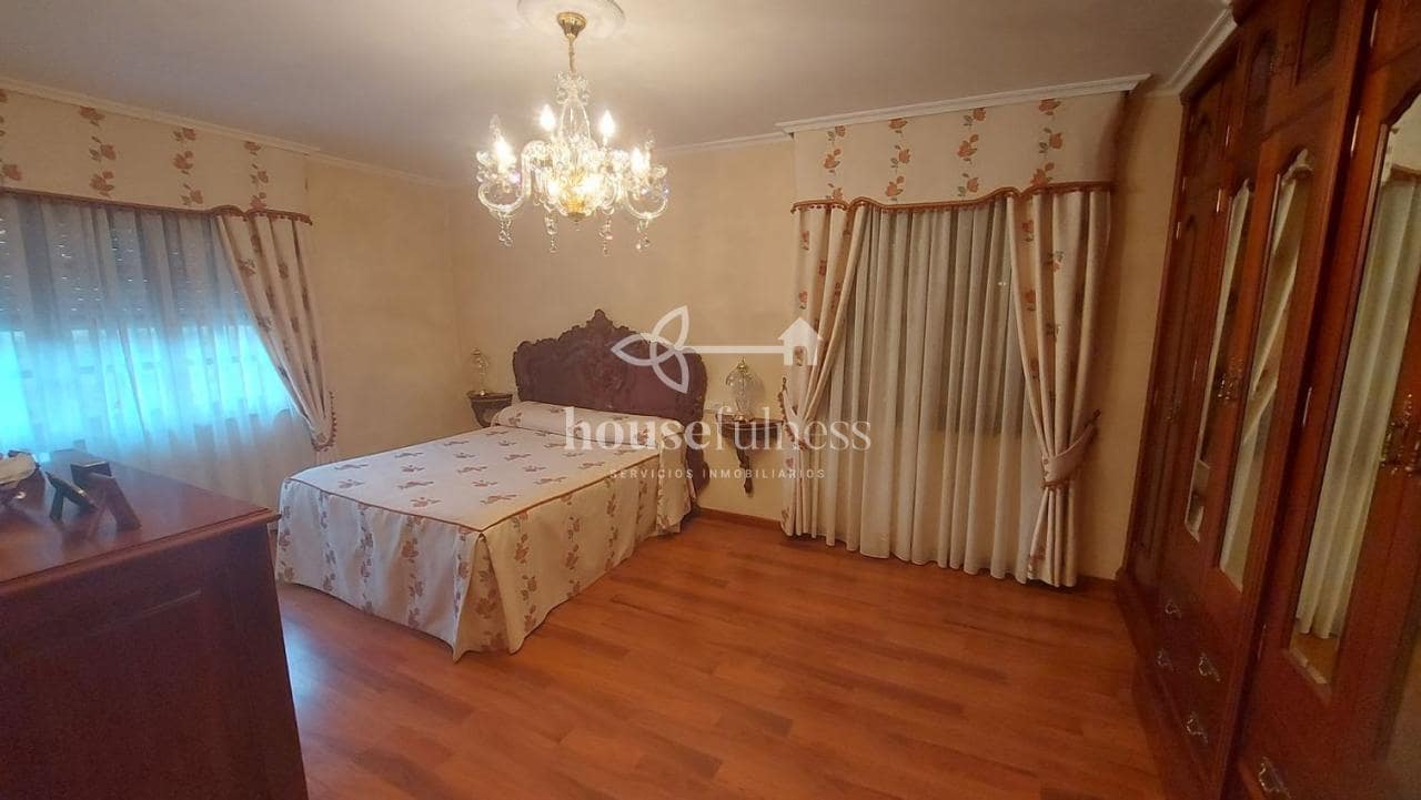 5 bedroom Villa for sale in San Sadurnino with garage - € 195,000 (Ref: 9219732)