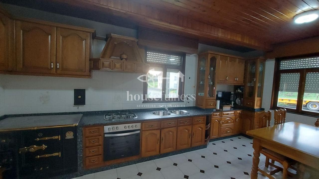 5 bedroom Villa for sale in San Sadurnino with garage - € 195,000 (Ref: 9219732)