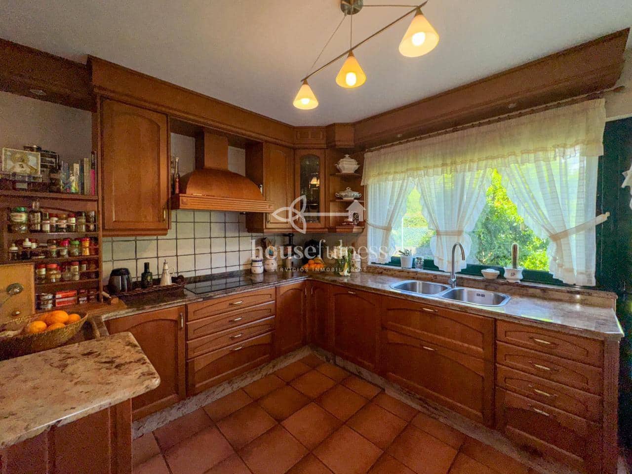 6 slaapkamer Villa te koop in Cabanas met zwembad garage - € 1.200.000 (Ref: 9232394)