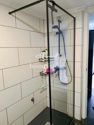 3 makuuhuone Omakotitalo myytävänä paikassa Narón mukana uima-altaan 
autotalli - 155 000 € (Ref: 9296676)