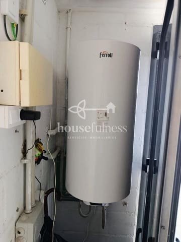 3 makuuhuone Omakotitalo myytävänä paikassa Narón mukana uima-altaan 
autotalli - 155 000 € (Ref: 9296676)