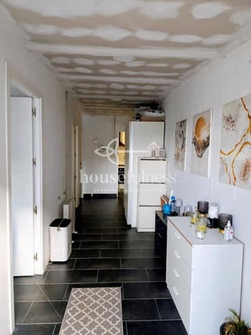 3 makuuhuone Omakotitalo myytävänä paikassa Narón mukana uima-altaan 
autotalli - 155 000 € (Ref: 9296676)