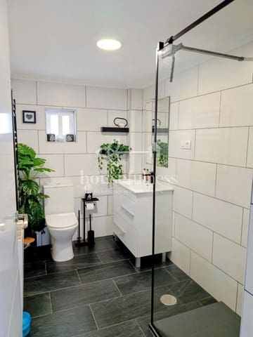 3 makuuhuone Omakotitalo myytävänä paikassa Narón mukana uima-altaan 
autotalli - 155 000 € (Ref: 9296676)