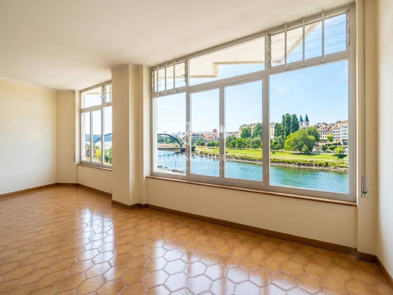 12 sypialnia Willa na sprzedaż w Neda z garażem - 550 000 € (Ref: 9330187)