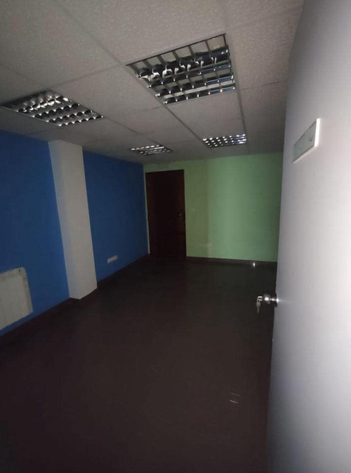 Commercial for rent in Naron - € 600 (Ref: 9407923)