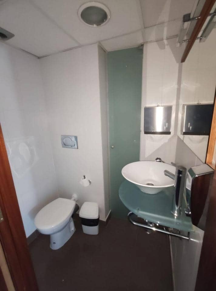 Commercial for rent in Naron - € 600 (Ref: 9407923)