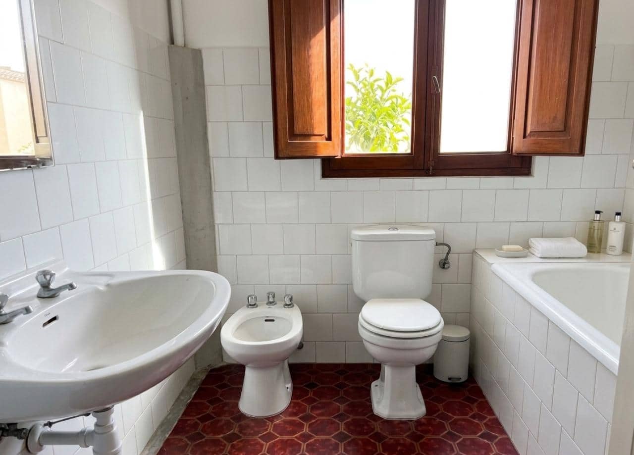 8 slaapkamer Villa te koop in San Sadurnino met garage - € 150.000 (Ref: 9570408)