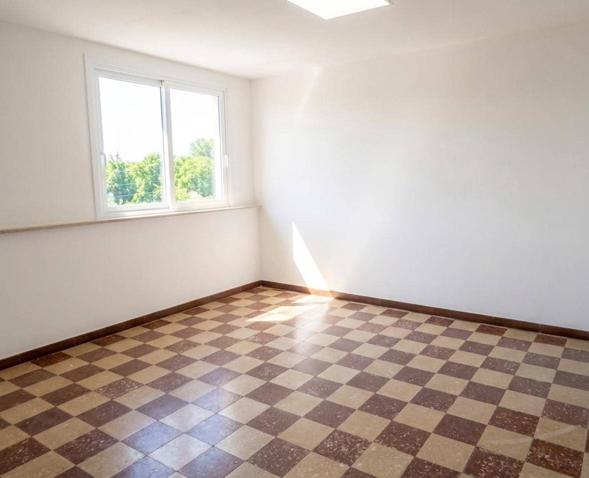 8 bedroom Villa for sale in San Sadurnino with garage - € 150,000 (Ref: 9570408)