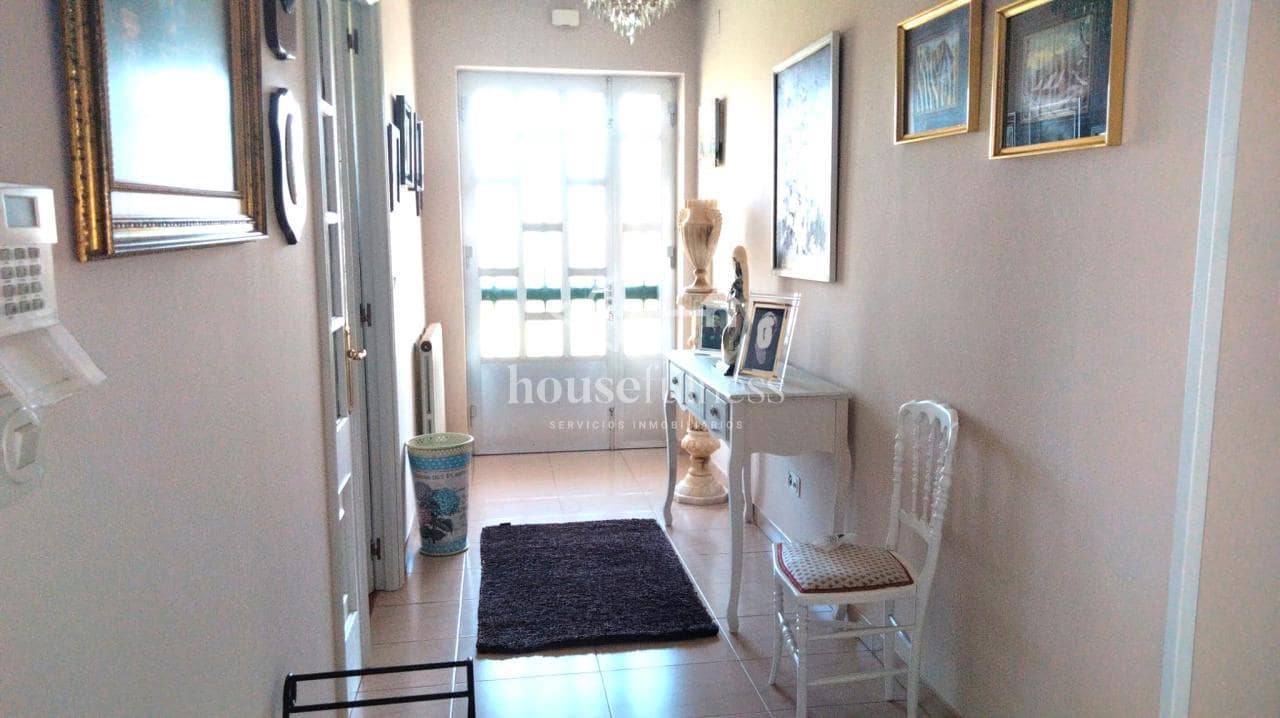 5 bedroom Villa for sale in Ferrol with garage - € 420,000 (Ref: 9604617)