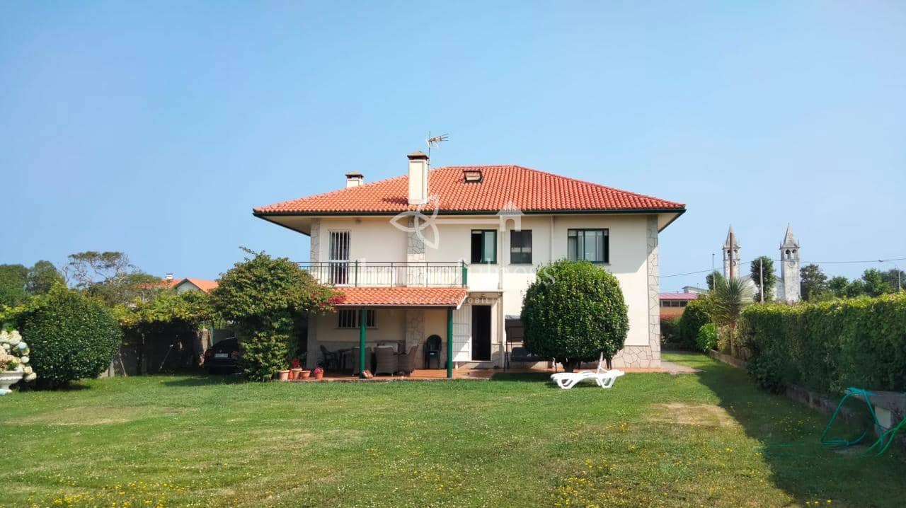 5 bedroom Villa for sale in Ferrol with garage - € 420,000 (Ref: 9604617)