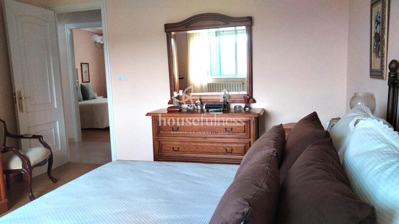 5 bedroom Villa for sale in Ferrol with garage - € 420,000 (Ref: 9604617)