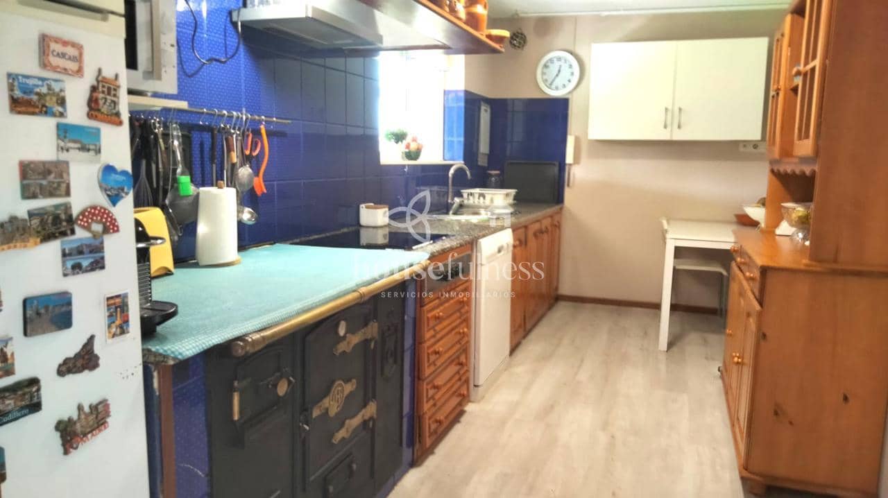 5 bedroom Villa for sale in Ferrol with garage - € 420,000 (Ref: 9604617)