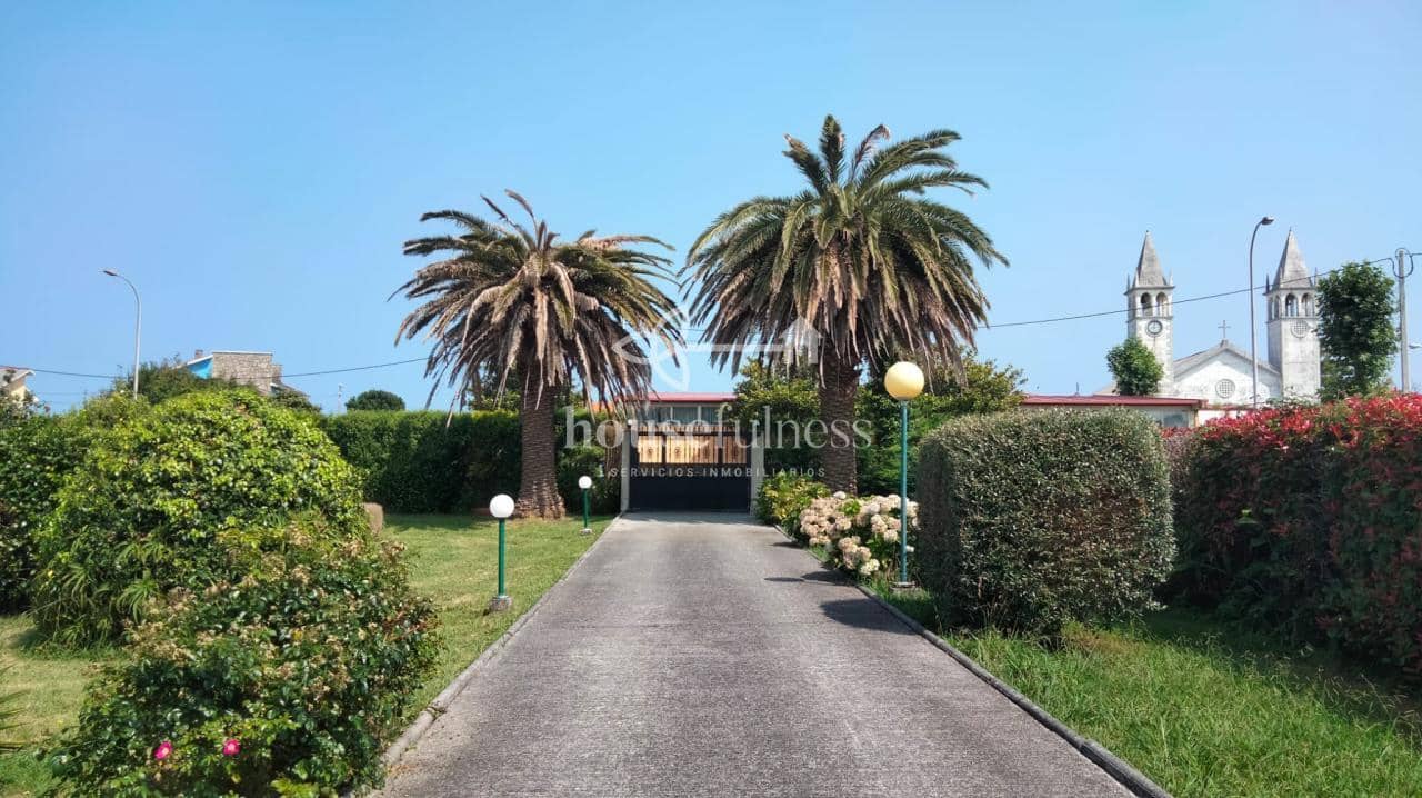 5 bedroom Villa for sale in Ferrol with garage - € 420,000 (Ref: 9604617)