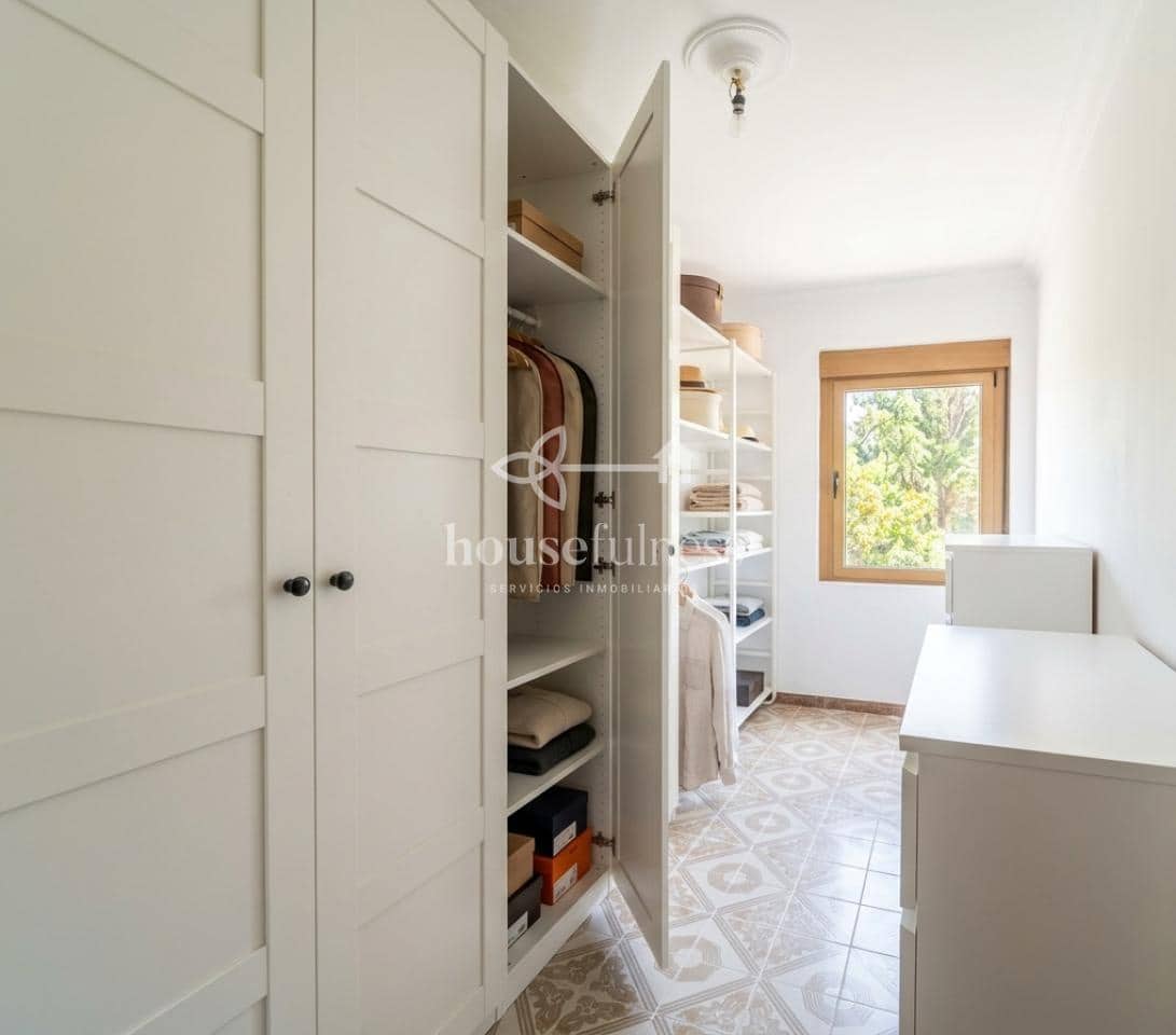6 bedroom Villa for sale in Naron with garage - € 465,000 (Ref: 9898942)
