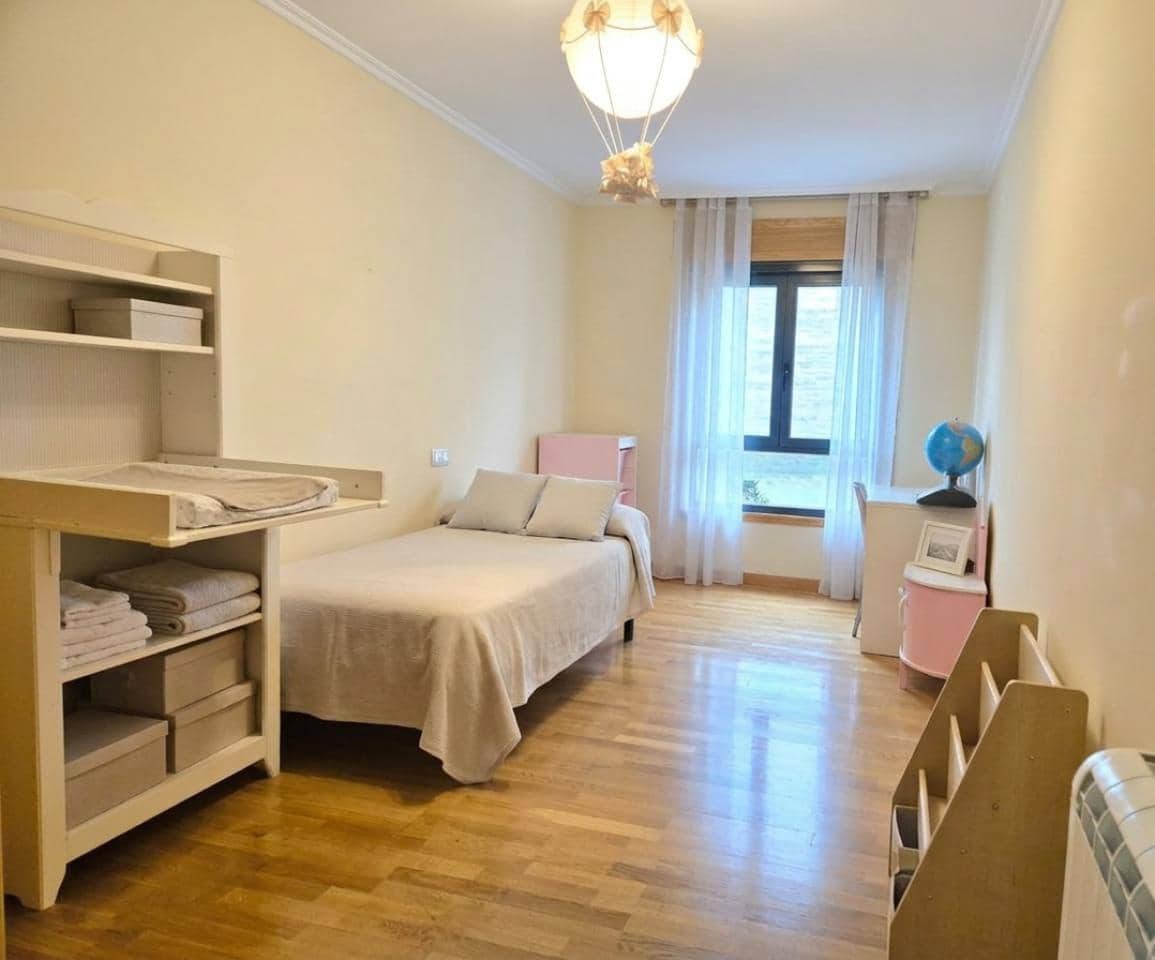 Piso de 2 habitaciones en Ferrol en alquiler con garaje - 800 € (Ref: 9903804)